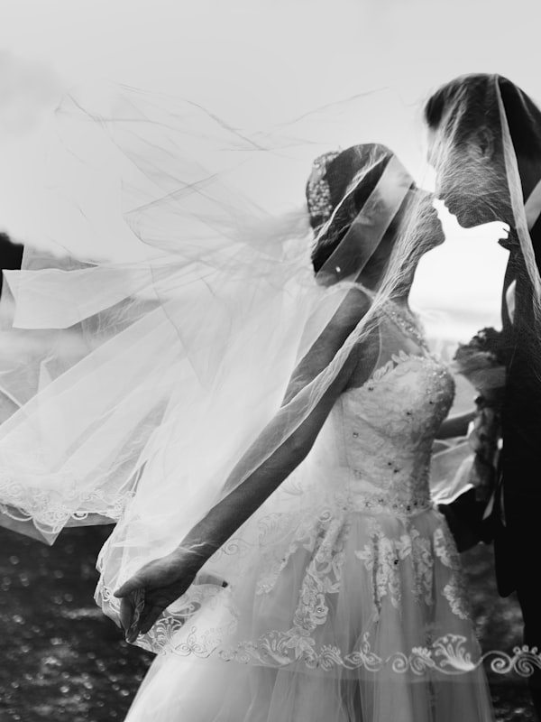 Die Braut in ihrem Kleid, eingerahmt vom großen Eingangsportal