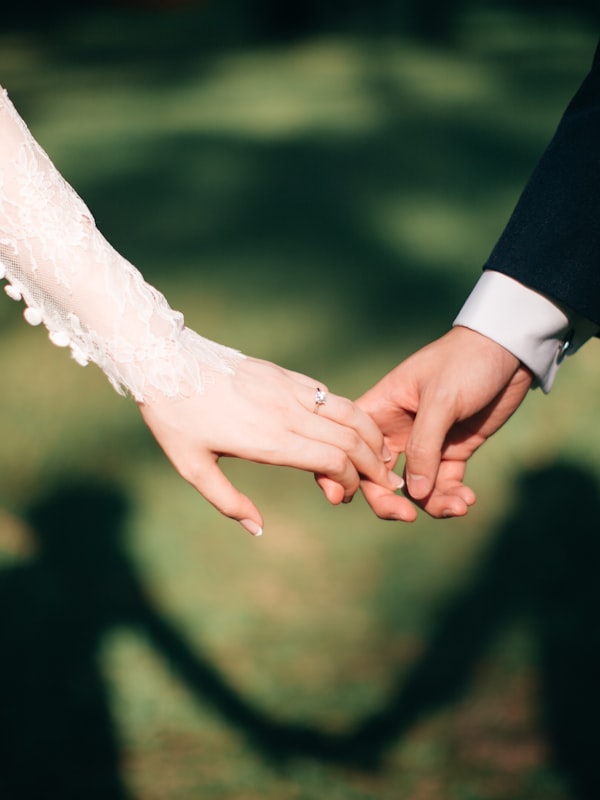 Trauung im gepflegten Garten des Landguts