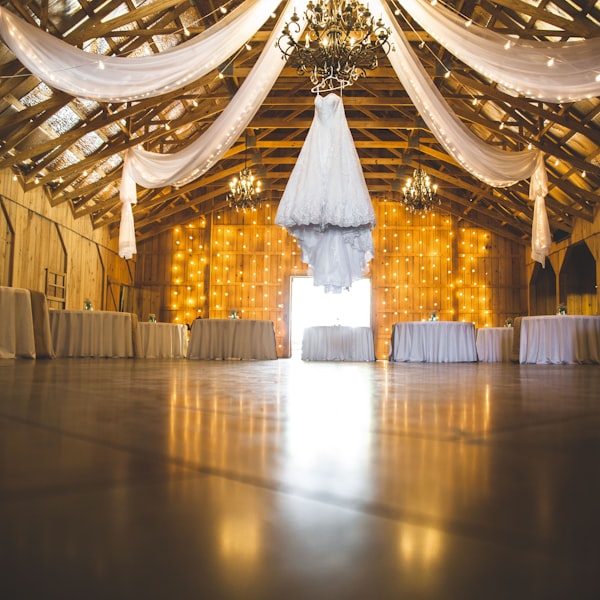 Moderne Hochzeitstafel mit geometrischer Dekoration