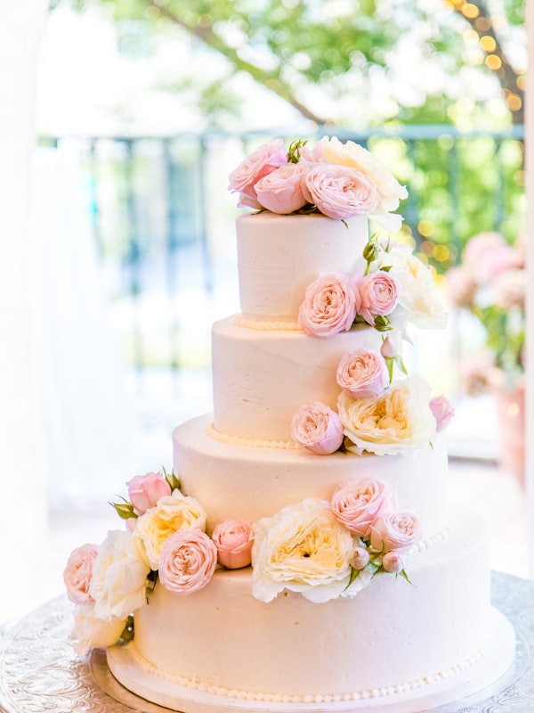 Mehrstöckige Hochzeitstorte mit frischen Blumen