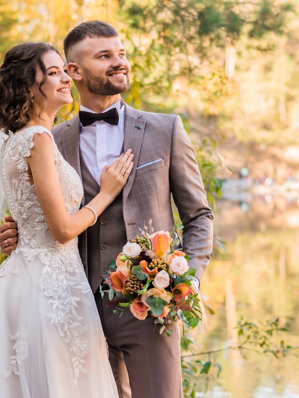 Brautpaar beim ersten Blick im Wald