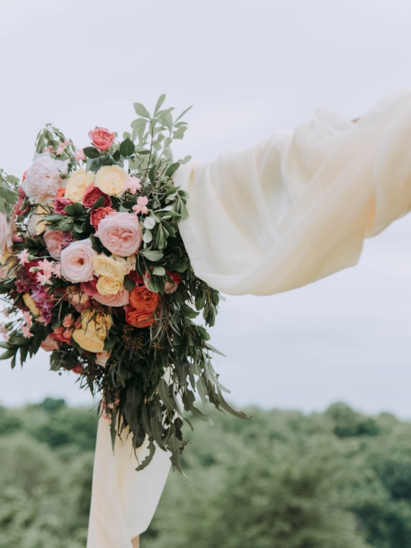 Das Paar beim Tanz unter Lichterketten
