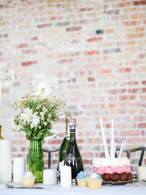 Gäste feiern beim Abendempfang